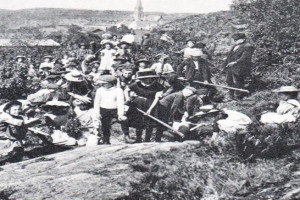 Bilde av Skolebarn på treplanting i Preståsen omkring 1915